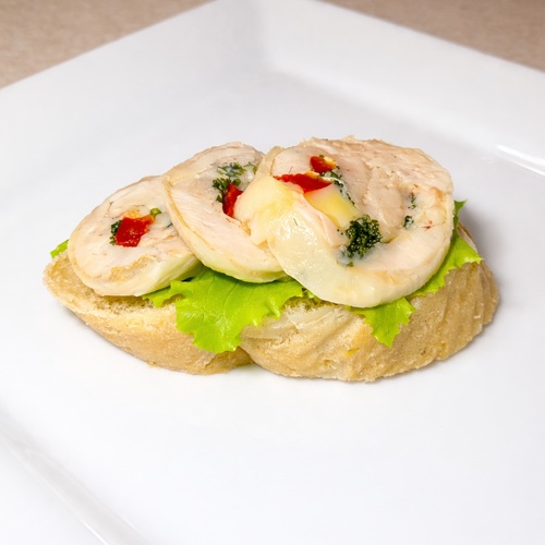 Бутерброд с куриным рулетом