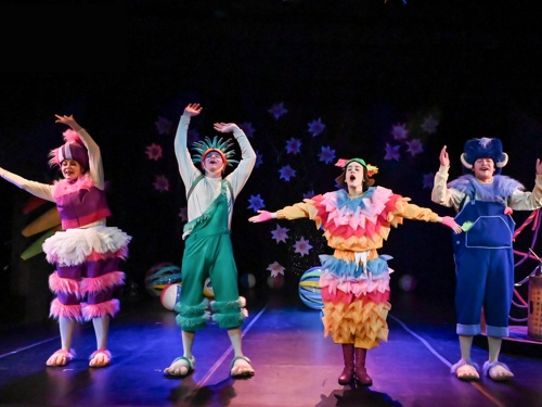 Волшебство в Камерном: премьера спектакля «Чудо в перьях»