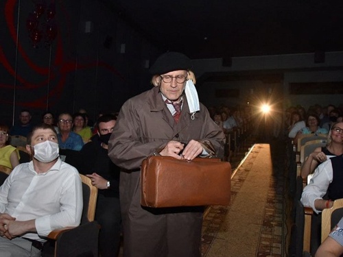 В Челябинском Камерном театре состоялся благотворительный спектакль «Продается детектор лжи»