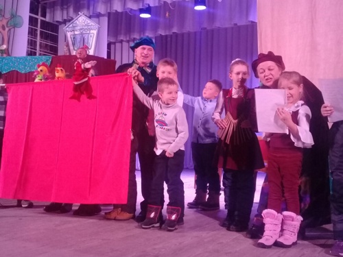 УРОК В ФОРМАТЕ СПЕКТАКЛЯ: Артисты Камерного порадовали школьников ОКТЯБРЬСКОГО района