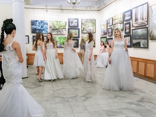 Челябинский Камерный театр показал необычный перформанс перед премьерой