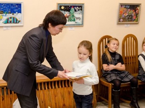 Выставка в фойе  "Снег идет"