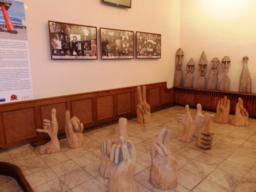 Выставка скульптур "Страна глухих"