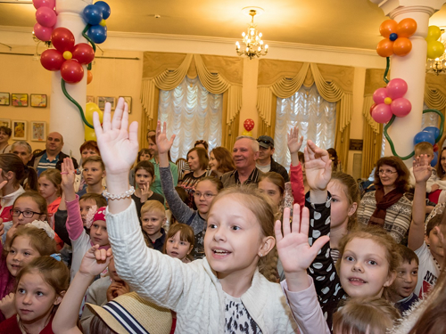 1 июня Камерный театр торжественно отметил Международный день защиты детей