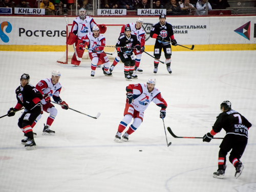 Артисты Камерного театра болеют за «Трактор»