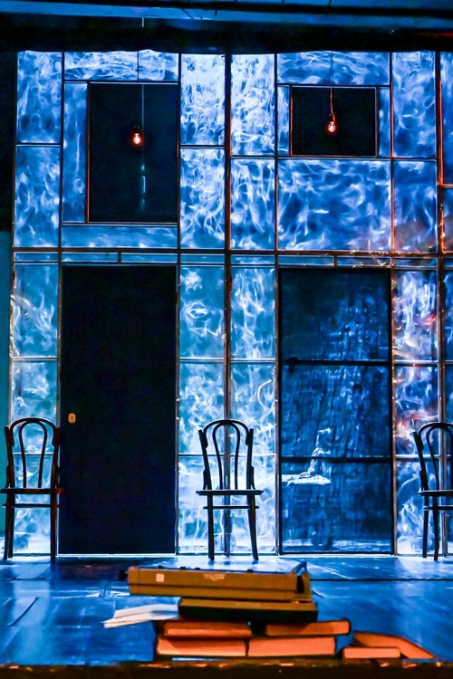 Под одной крышей