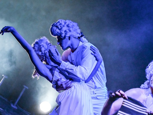 Как полюбить чудовище. В Камерном поставили экспериментальную сказку для взрослых