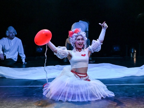 Челябинский Камерный театр прервал череду драм комедией «Синее чудовище»