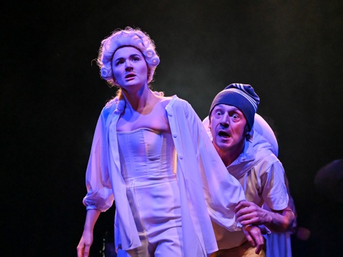 Сломали все стены и вышли на площадь: Камерный театр превратил классическую венецианскую пьесу в бурлеск-феерию