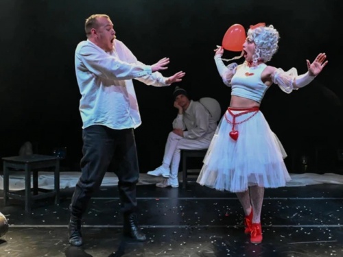 Челябинский Камерный театр вышел за рамки сцены с премьерой «Синее чудовище»