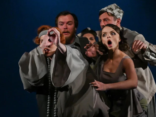 «Наградить стрелой, а сердце — убрать»: новая премьера Камерного театра доказывает, что у войны — не женское лицо