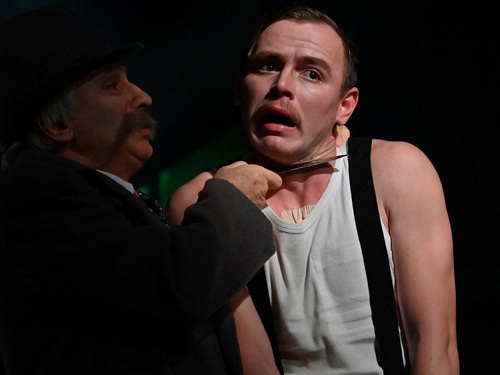 Нож, который выстрелил: в Камерном театре поставили триллер «Мелкий бес»