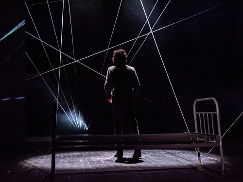 В лабиринт через сцену