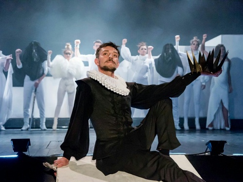 "Игра в престолы". Чем хорош новый спектакль Челябинского Камерного театра "Макбет"