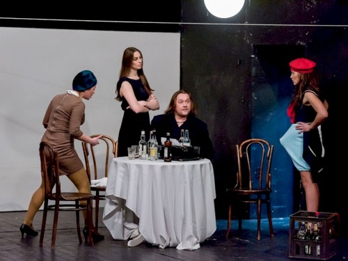 День граненого спектакля: премьера постановки «Москва — Петушки» в Челябинском камерном театре