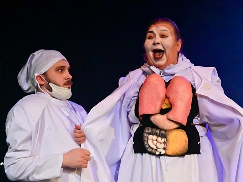 В Челябинске сыграли премьеру по Мольеру «Лекарь поневоле»