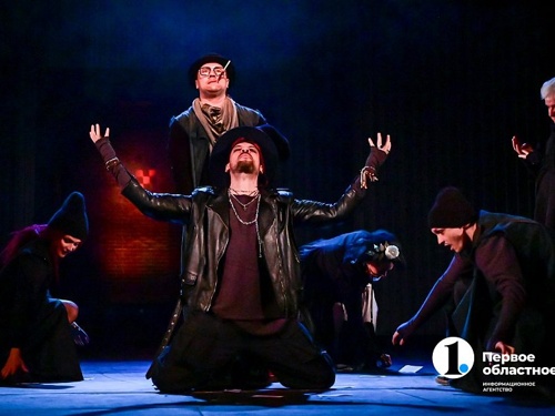 В Челябинске поставили буффонаду про актеров в полицейском государстве