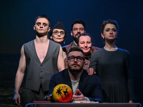 Ирония судьбы или возвращение к самому себе: комедия с переворотом в психиатрическую драму предстала на сцене Камерного театра