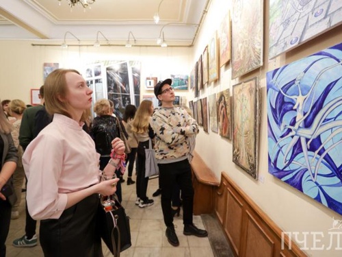 В Челябинске открылась недетская выставка картин про космос