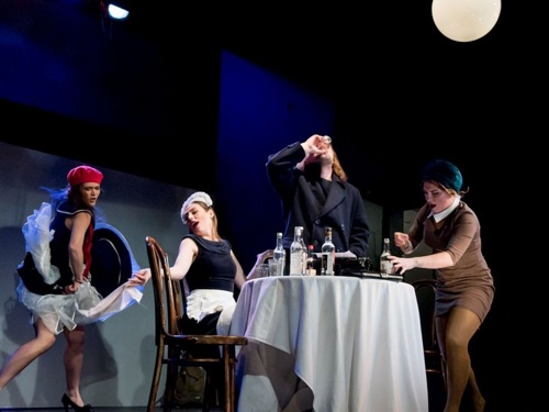 "И немедленно выпить" В камерном театре премьера - четыре часа поездки "Москва - Петушки"