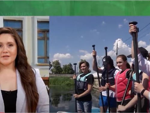 Театралы поймали волну. Артисты Камерного закрыли сезон массовым заплывом на сапбордах по реке Миасс