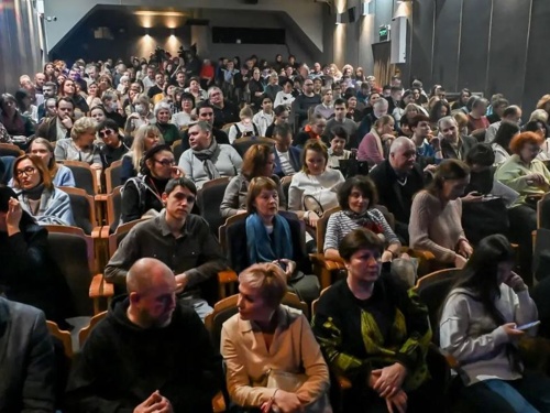 Вроде легче, или почему стоит сходить на «Я — Метеорит» в Камерном театре